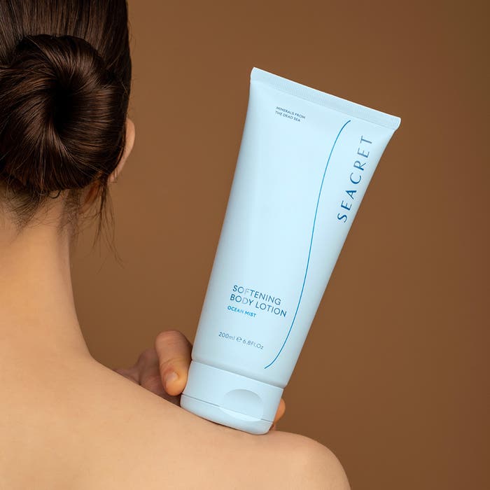 SEACRET Loción corporal (Softening Body Lotion) - Hidratante para piel seca, enriquecida con minerales del mar Muerto, perfumada, 6.8 onzas líquidas